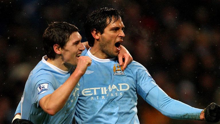 Gareth Barry sets Santa Cruz up for his second and the fourth for Man City