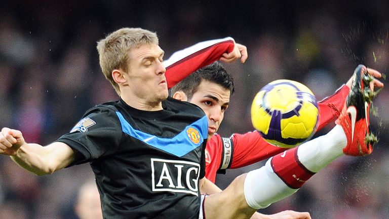 Darren Fletcher and Cesc Fabregas battle for possession