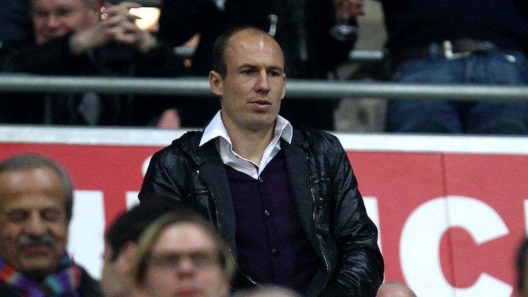 Bayerns injured Dutch ace Arjen Robben has to watch from the stands