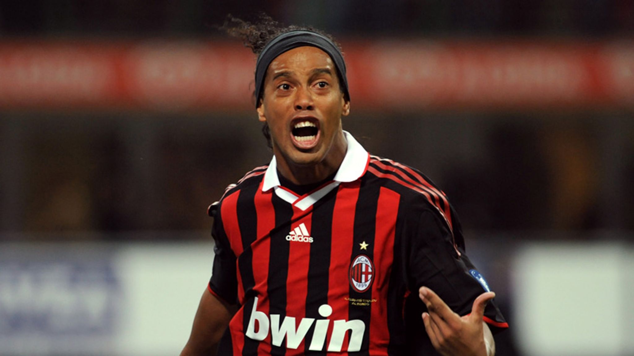 On this day, 15 years ago, Ronaldinho joined Milan : r/ACMilan