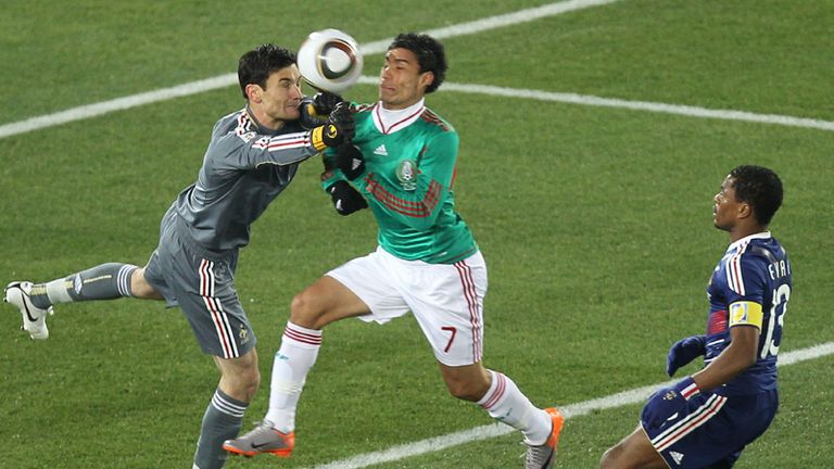 Hugo Lloris gets to the ball just before Pablo Barrera