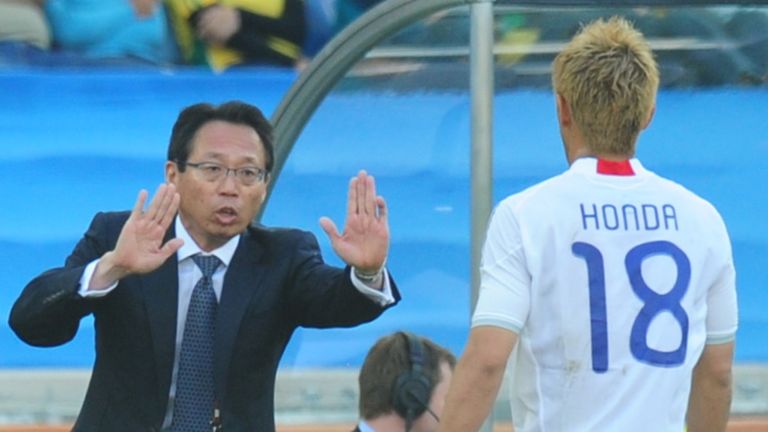 Takeshi Okada gets a message to Keisuke Honda.