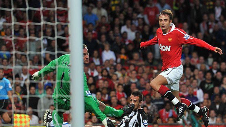 Dimitar Berbatov scores the opener for Manchester United