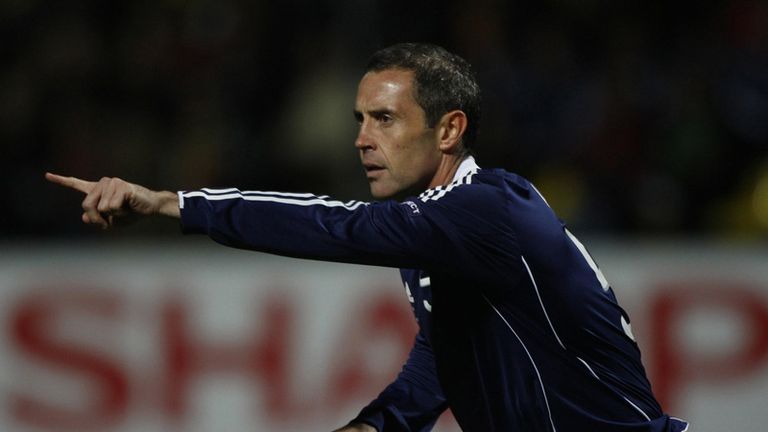 Weir marshalls the Scotland defence