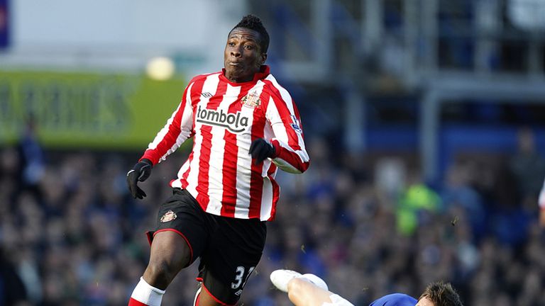 Asamoah Gyan races past Phil Jagielka