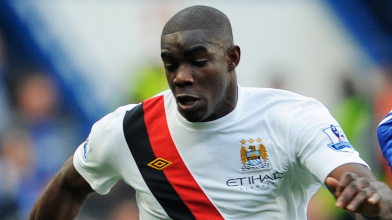 парень играет в футбол. Be a good footballer. Be a good footballer. Run football. Be a good footballer.