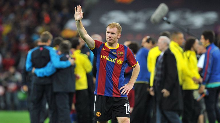 Paul Scholes waves to the United supporters after the final whistle