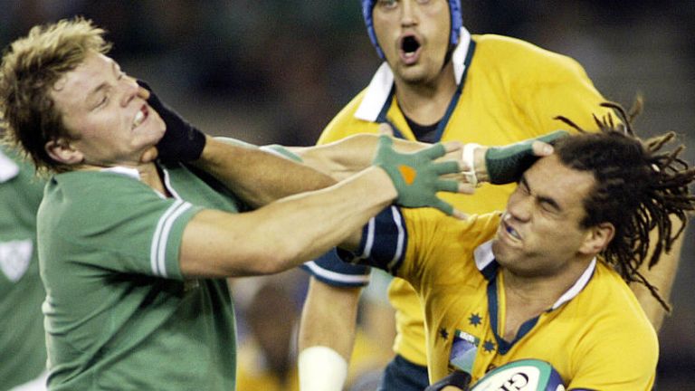 Brian O'Driscoll and George Smith grapple with each other as Australia narrowly edge out Ireland 17-16