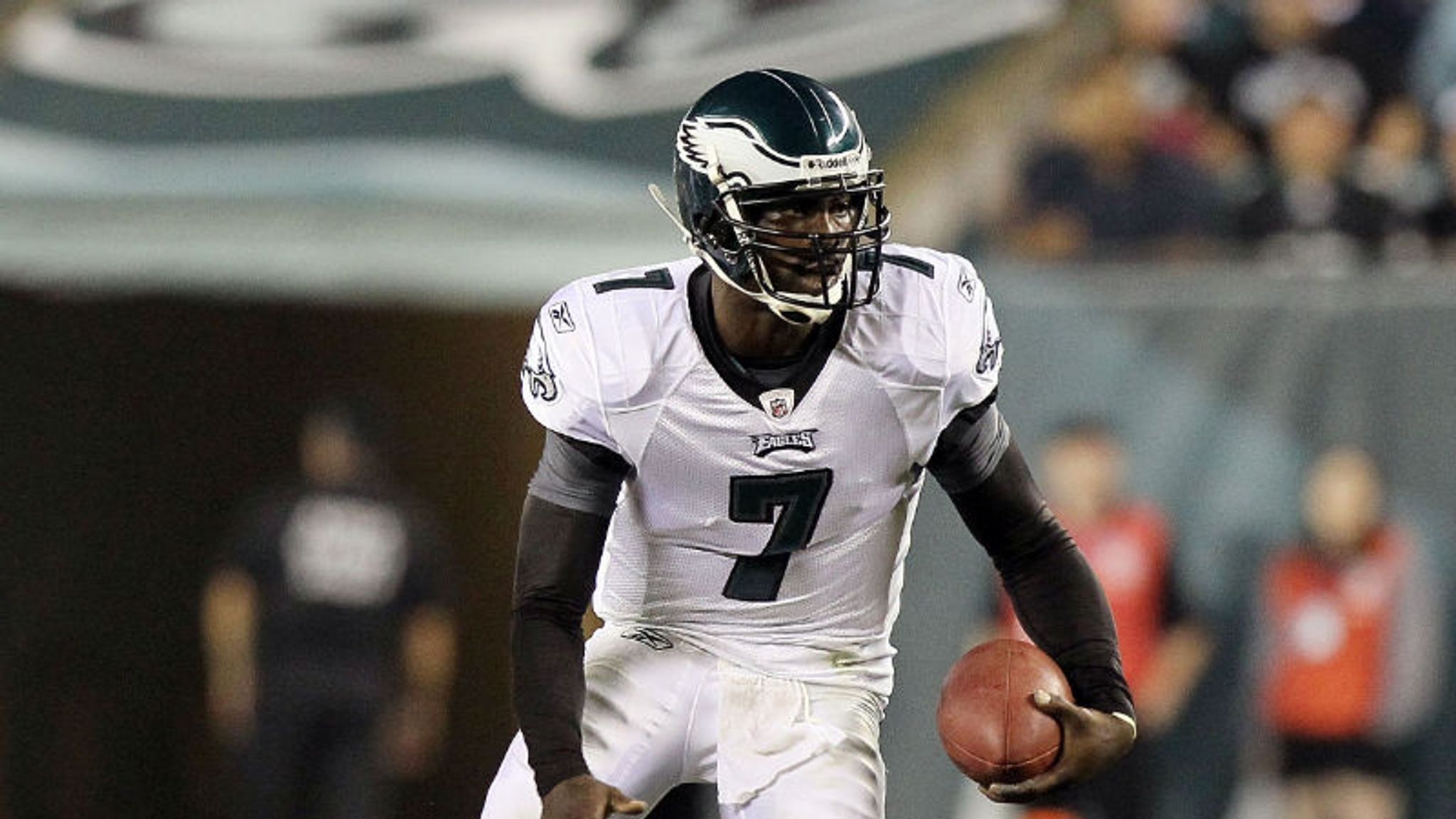 Michael Vick Takes Less to Stay With Eagles - The New York Times