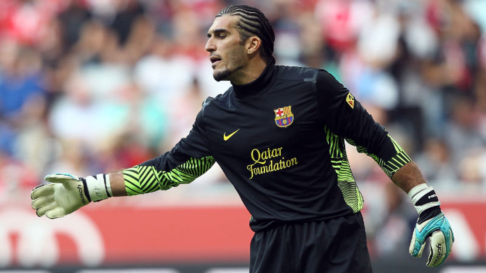 Barcelona's Jose Manuel Pinto signs new deal to extend career ...