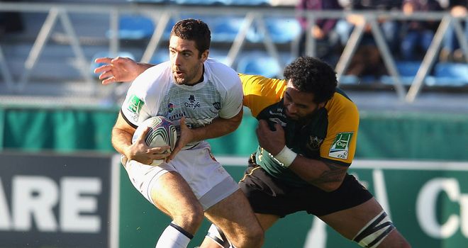 Samu Manoa attempts to stop a Castres attack