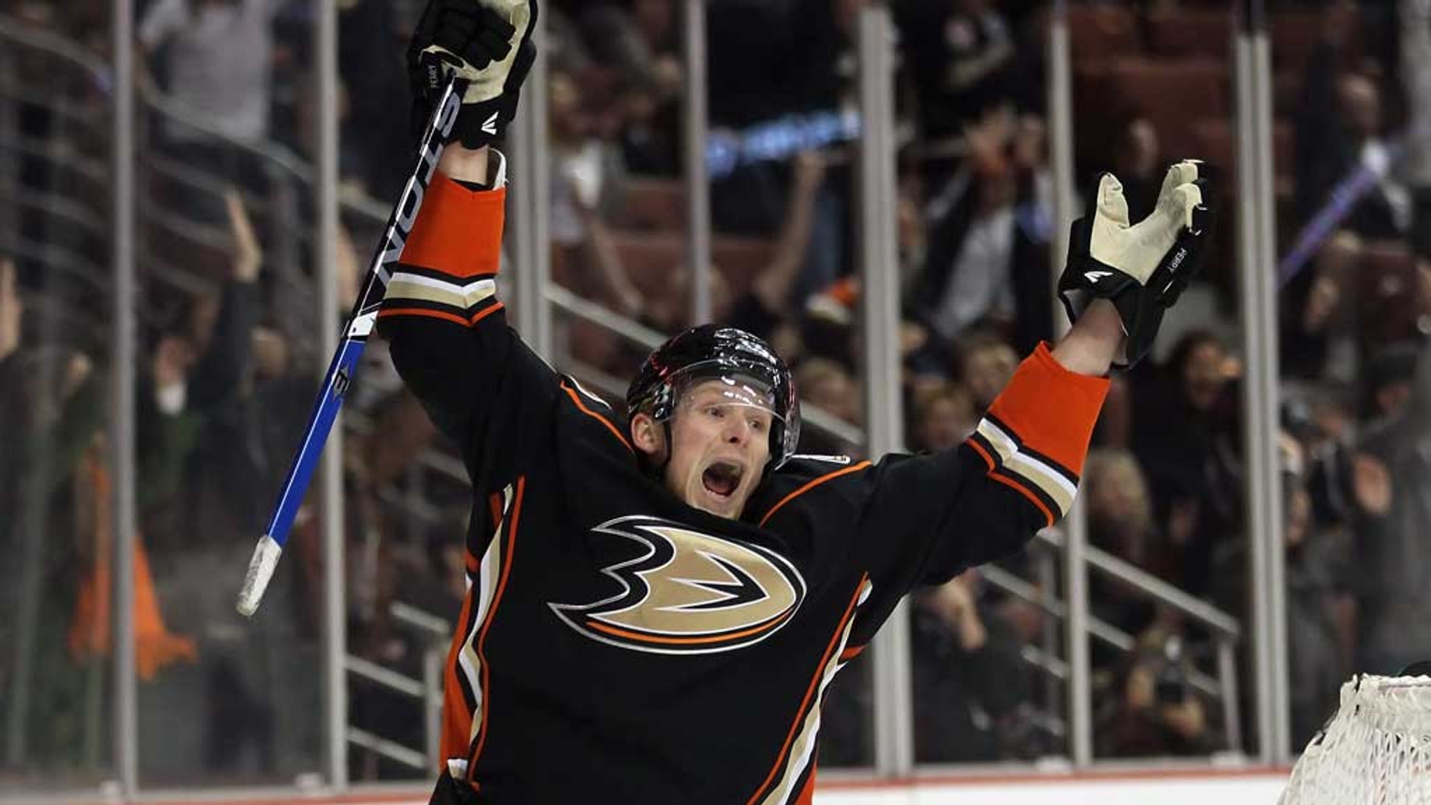 Corey Perry scores twice in Ducks' win over Sabres