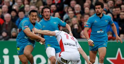 Sinoti evades the tackle of Darren Cave.