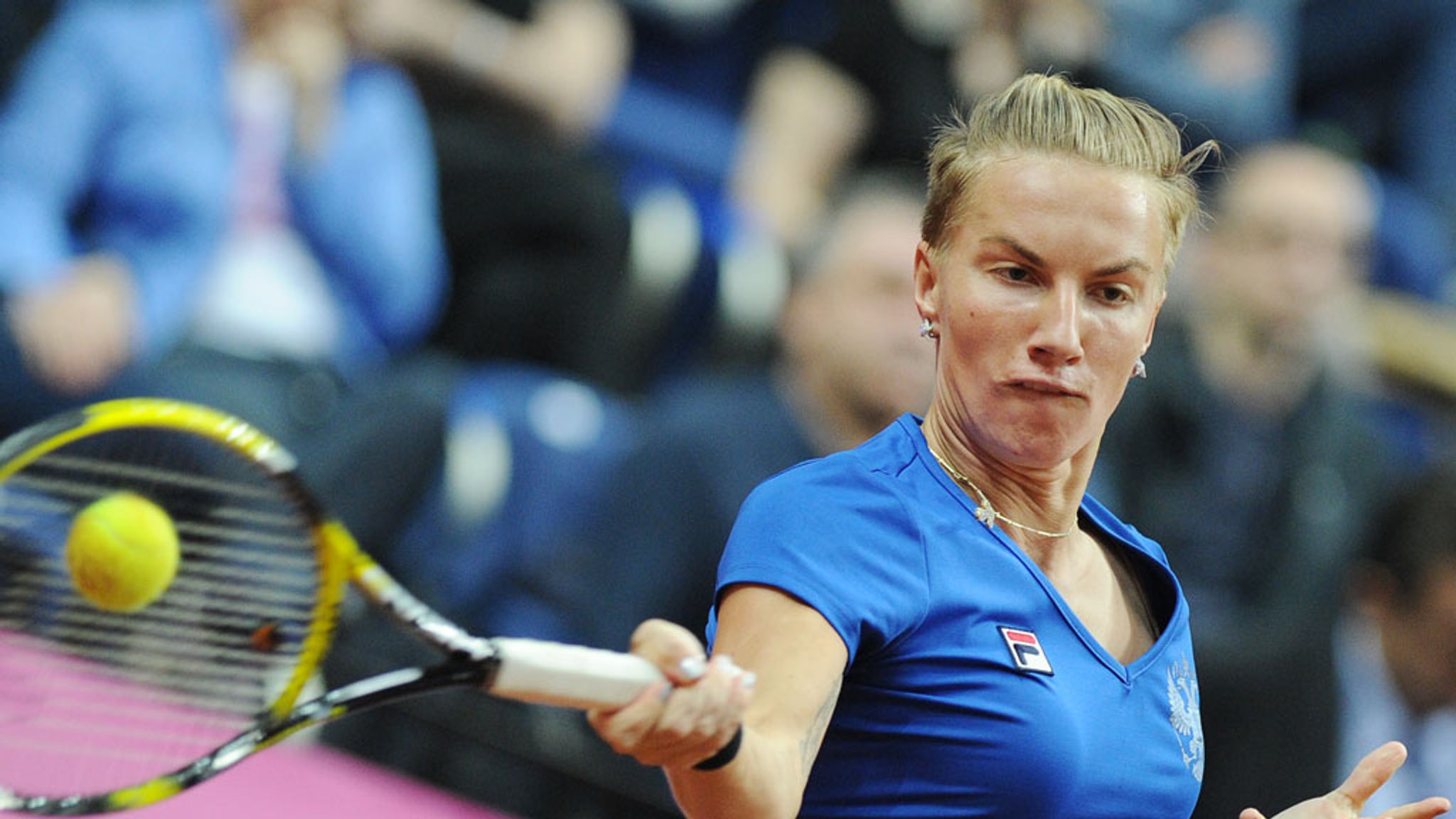 Xotin va eri bilan uch kishilik video.