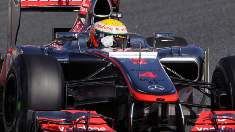 Lewis Hamilton shows off the 'old' look
