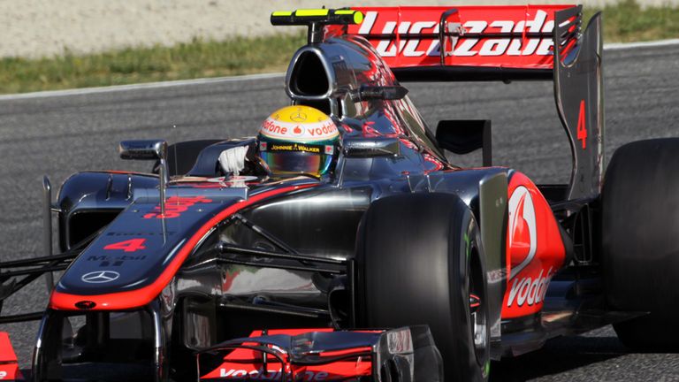 Lewis Hamilton shows off the 'old' look