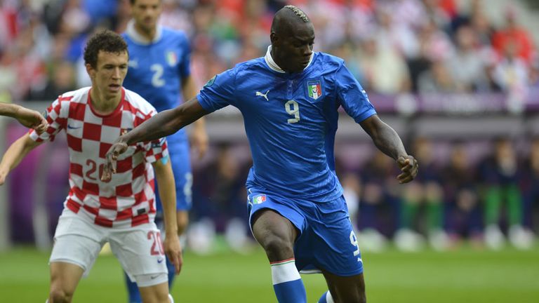 Mario Balotelli: Coach Prandelli wants striker to deal with adversity better