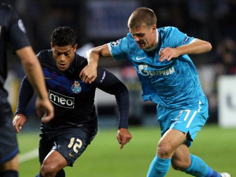 Image of Hulk (l) and Igor Denisov (r) going head to head in last season's Champions League