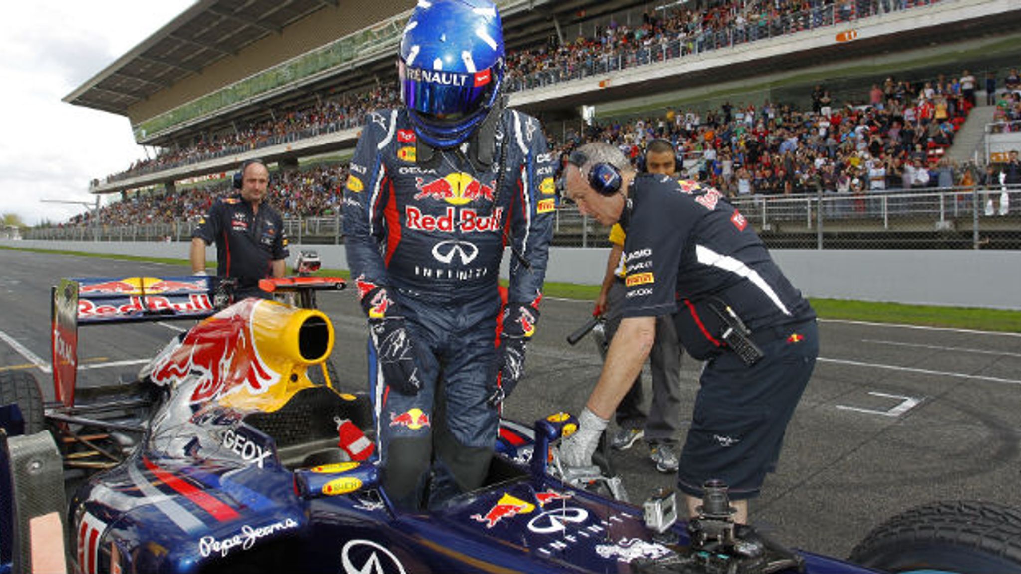 adyacente maestría alegría Damon Hill tested Red Bull's RB6 at the final round of the World Series by  Renault in Barcelona | F1 News