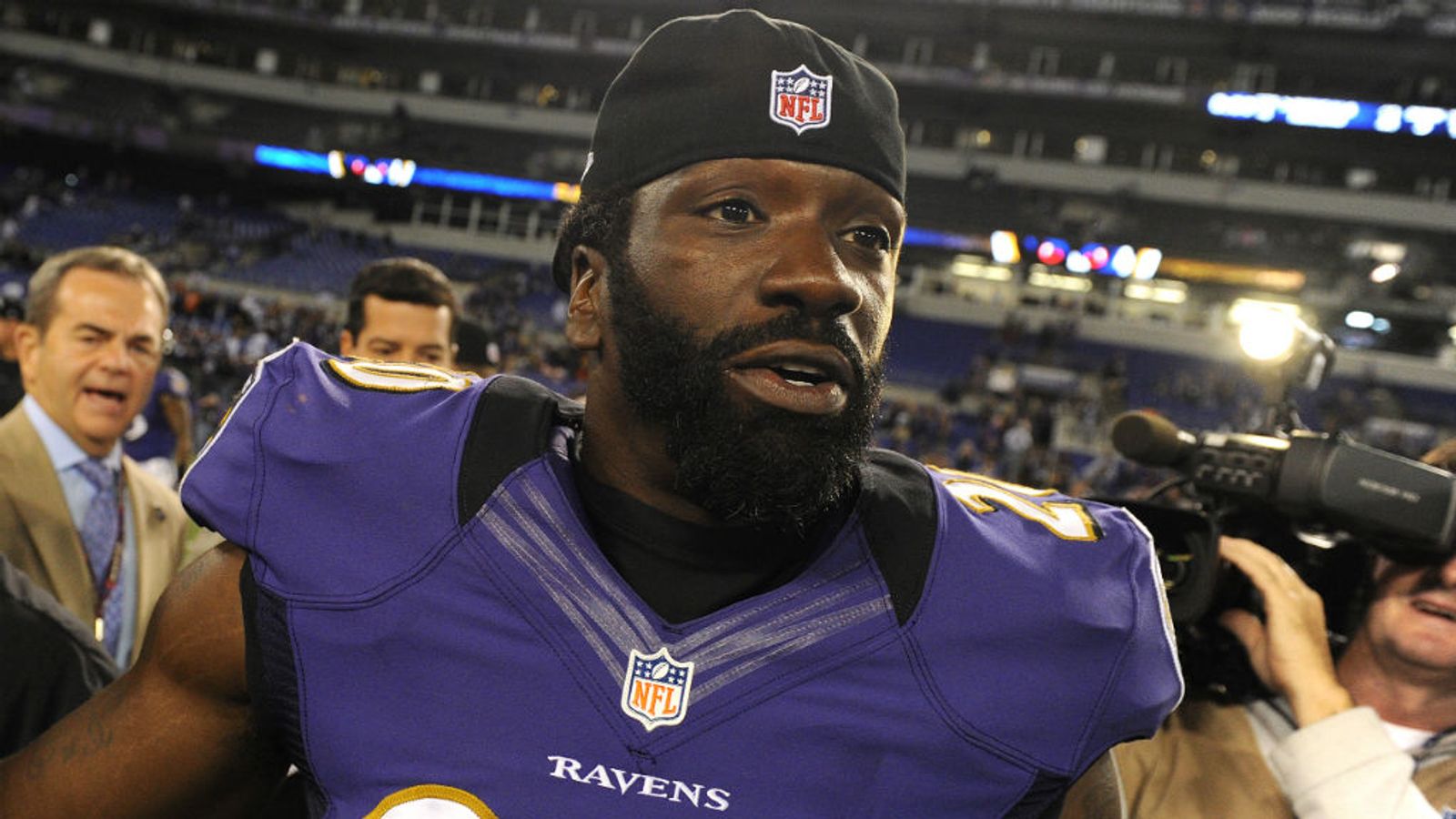 Baltimore Ravens star Ed Reed decides to carry on playing next