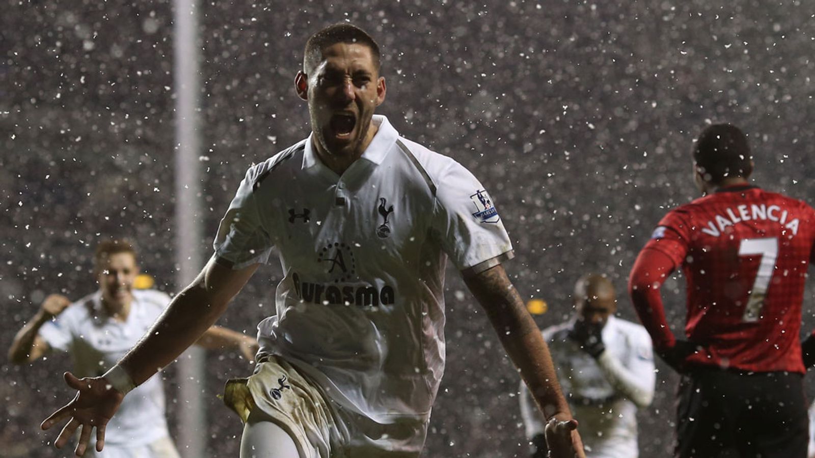 Clint Dempsey finds a late equaliser for Tottenham against Manchester  United, Football News