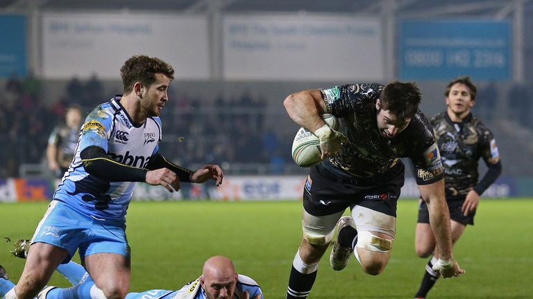 Johnnie Beattie of Montpellier on his way to scoring a try