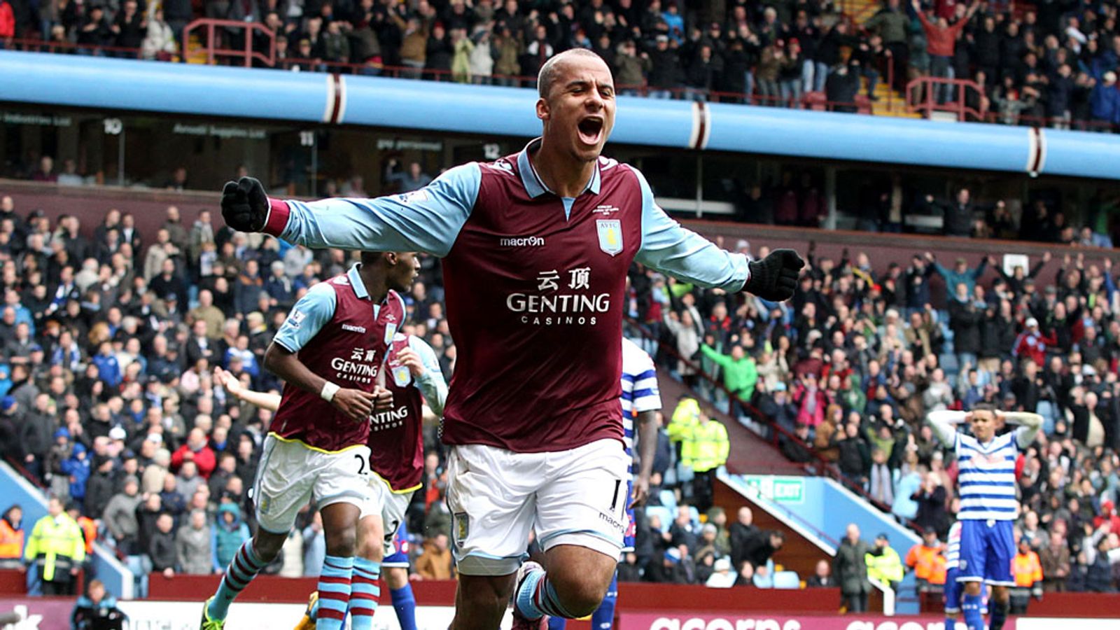 aston-villa-boss-paul-lambert-applauds-gabriel-agbonlahor-football