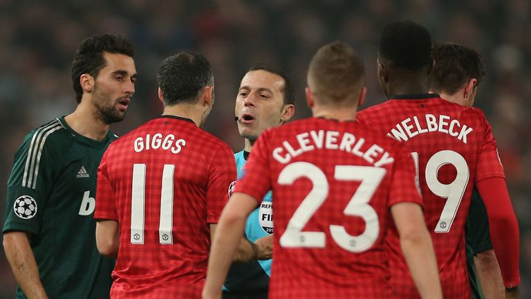 United's players argue with referee Cuneyt Cakir