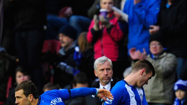 Newcastle manager Alan Pardew looks on as Callum McManaman is substituted for James McArthur.