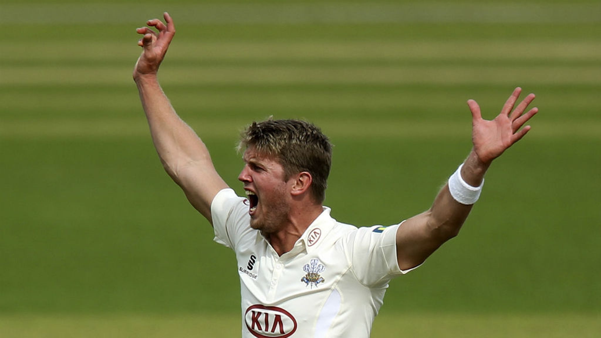 Surrey: Fast bowler Stuart Meaker signs new contract | Cricket News ...