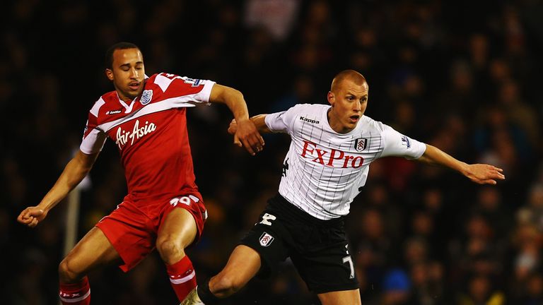 Steve Sidwell of Fulham holds off the challenge of Andros Townsend of Queens Park Rangers 