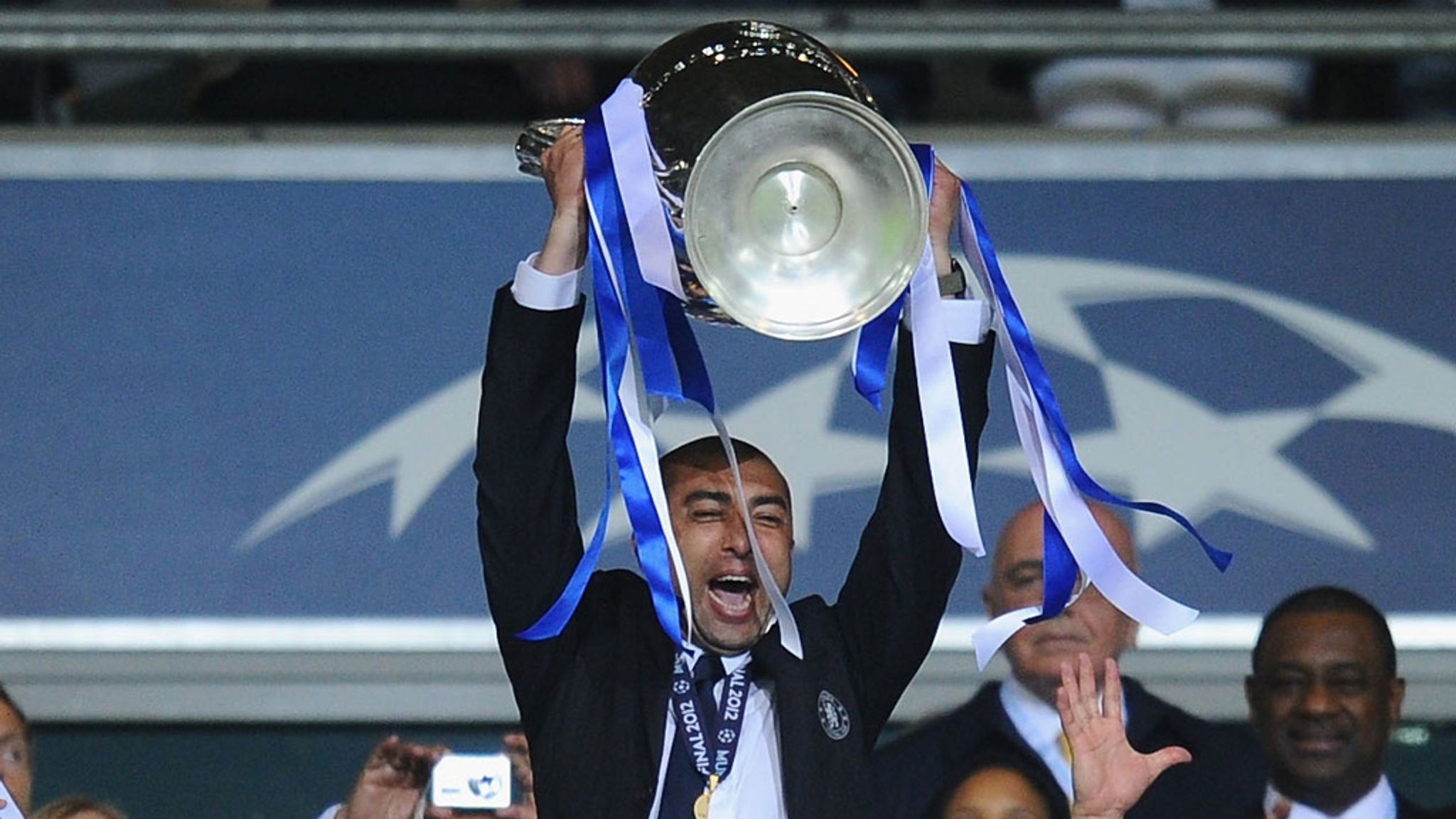  Roberto Di Matteo celebrates with the Champions League trophy after Chelsea's victory in the 2012 final.