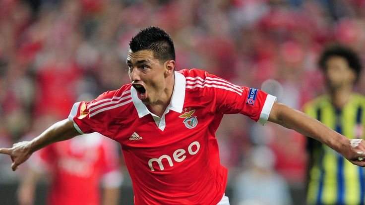 Oscar Cardozo celebrates his goal for Benfica against Fenerbahce
