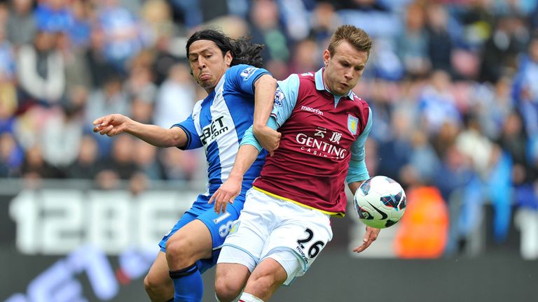 Andreas Weimann battles for the ball with Roger Espinoza 