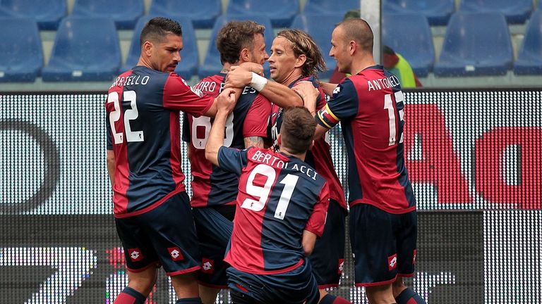 Genoa players celebrate a goal scored by Antonio Floro Flores 