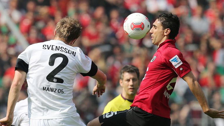 Bo Svensson of Mainz challenges Mohammed Abdellaoue of Hannover 
