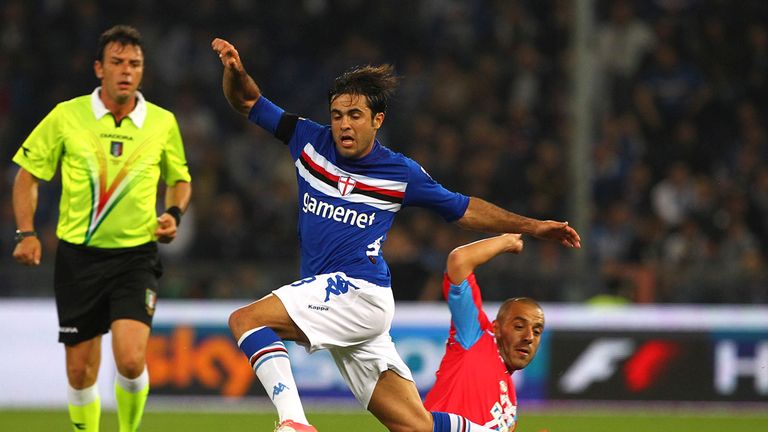 Eder competes for the ball with Sergio Almiron 