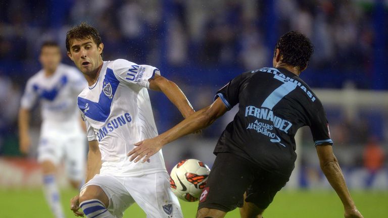 Velez Sarsfield defender Gino Peruzzi (l) vies for the ball with Chilean Deportes Iquique's defender Juan Fernandez