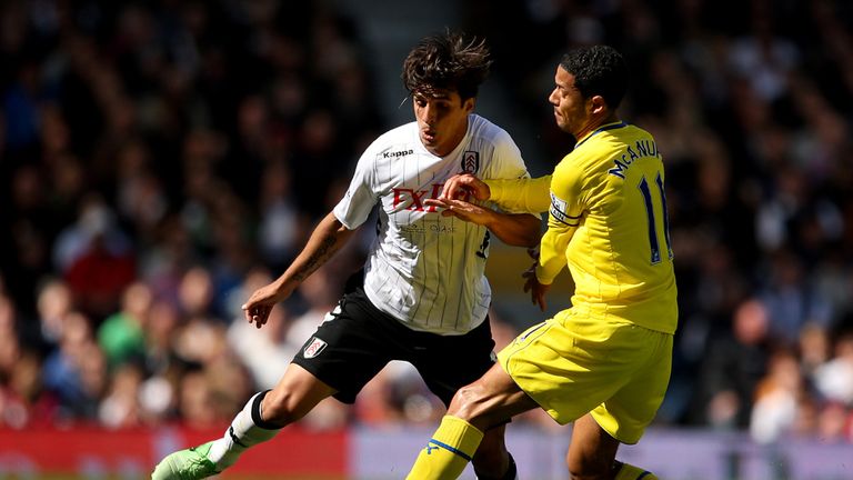 Fulham's Bryan Ruiz and Reading's Jobi McAnuff battle for the ball 
