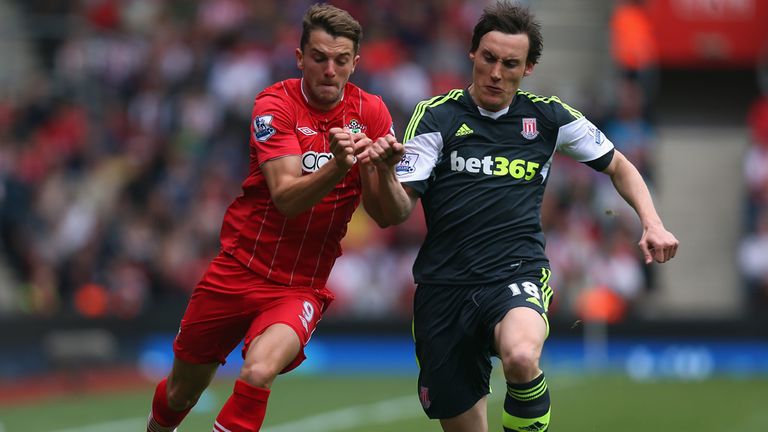 Jay Rodriguez is tackled by Dean Whitehead 
