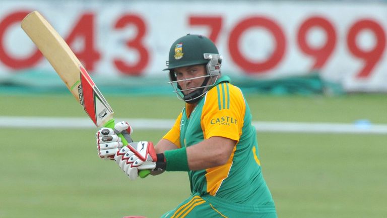 EAST LONDON, SOUTH AFRICA - JANUARY 14:   Jacques Kallis in action during the 2nd One Day International match between South Africa and Sri Lanka at Buffalo Park on January 14, 2012 in East London, South Africa. (Photo by Duif du Toit / Gallo Images/Getty Images)