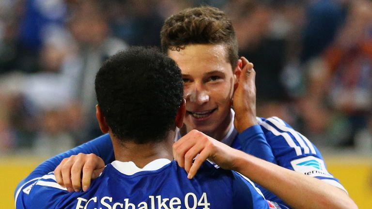 Julian Draxler of Schalke celebrates with Raffael 