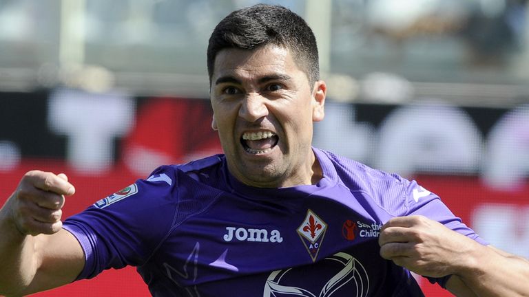 FLORENCE, ITALY - APRIL 07:  David Pizarro of ACF Fiorentina celebrate after scoring the second goal during the Serie A match between ACF Fiorentina and AC Milan at Stadio Artemio Franchi on April 7, 2013 in Florence, Italy.  (Photo by Claudio Villa/Getty Images)