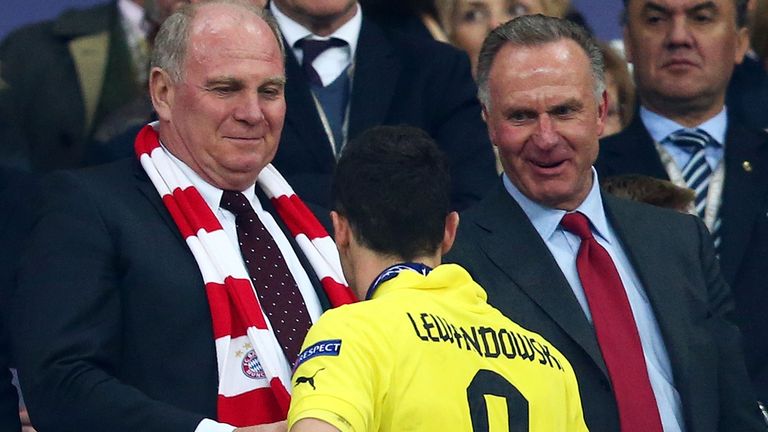 LONDON, ENGLAND - MAY 25:  Uli Hoeness President of Bayern Muenchen offers his commiserations to Robert Lewandowski of Borussia Dortmund after losing the UEFA Champions League Final at Wembley Stadium on May 25, 2013 in London, United Kingdom.  (Photo by Alex Grimm/Getty Images)