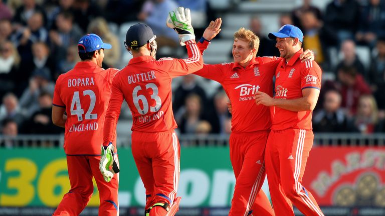 Joe Root (2-R) celebrates with his England team-mates during the third OD Iagainst New Zealand at Trent Bridge