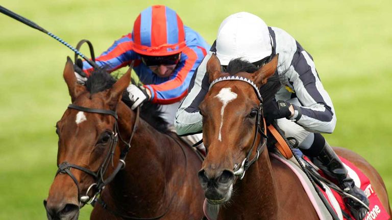 Light Shift wins the Oaks for Sir Henry Cecil in 2007