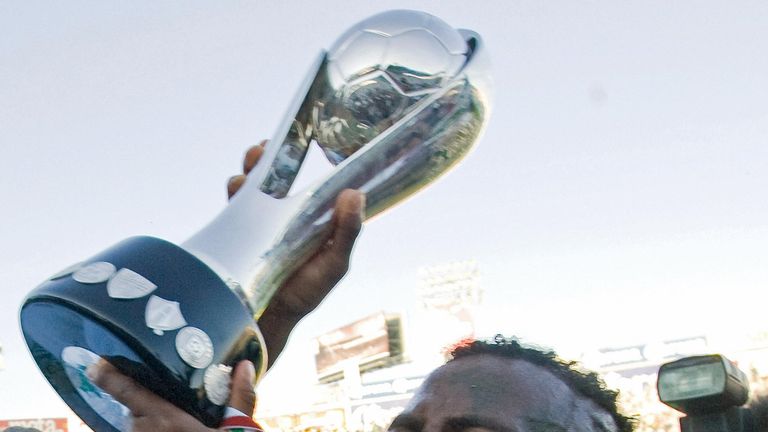 Christian Benitez raises their trophy after winning the Mexican football league tournament in Torreon, Mexico, on June 1, 2008.