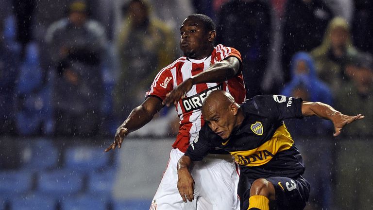 Boca Juniors' defender Clemente Rodriguez (R) vies for the ball with Estudiantes' forward Duvan Zapata.