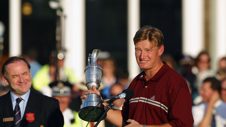 Ernie Els makes his victory speech as Peter Dawson looks on.