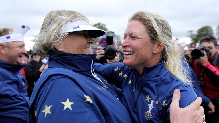 Suzann Pettersen celebrates on the 18th green with Laura Davies